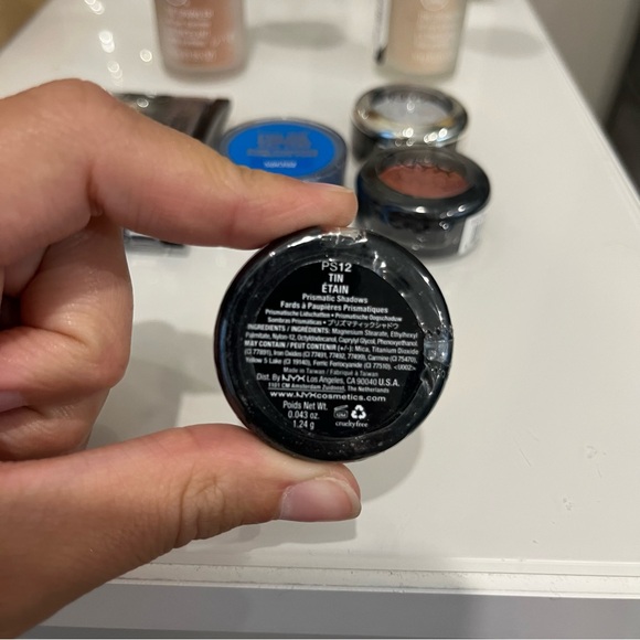 Bundle of 4 eyeshadows, 1 bkush and 2 body shimmers - Picture 10 of 14